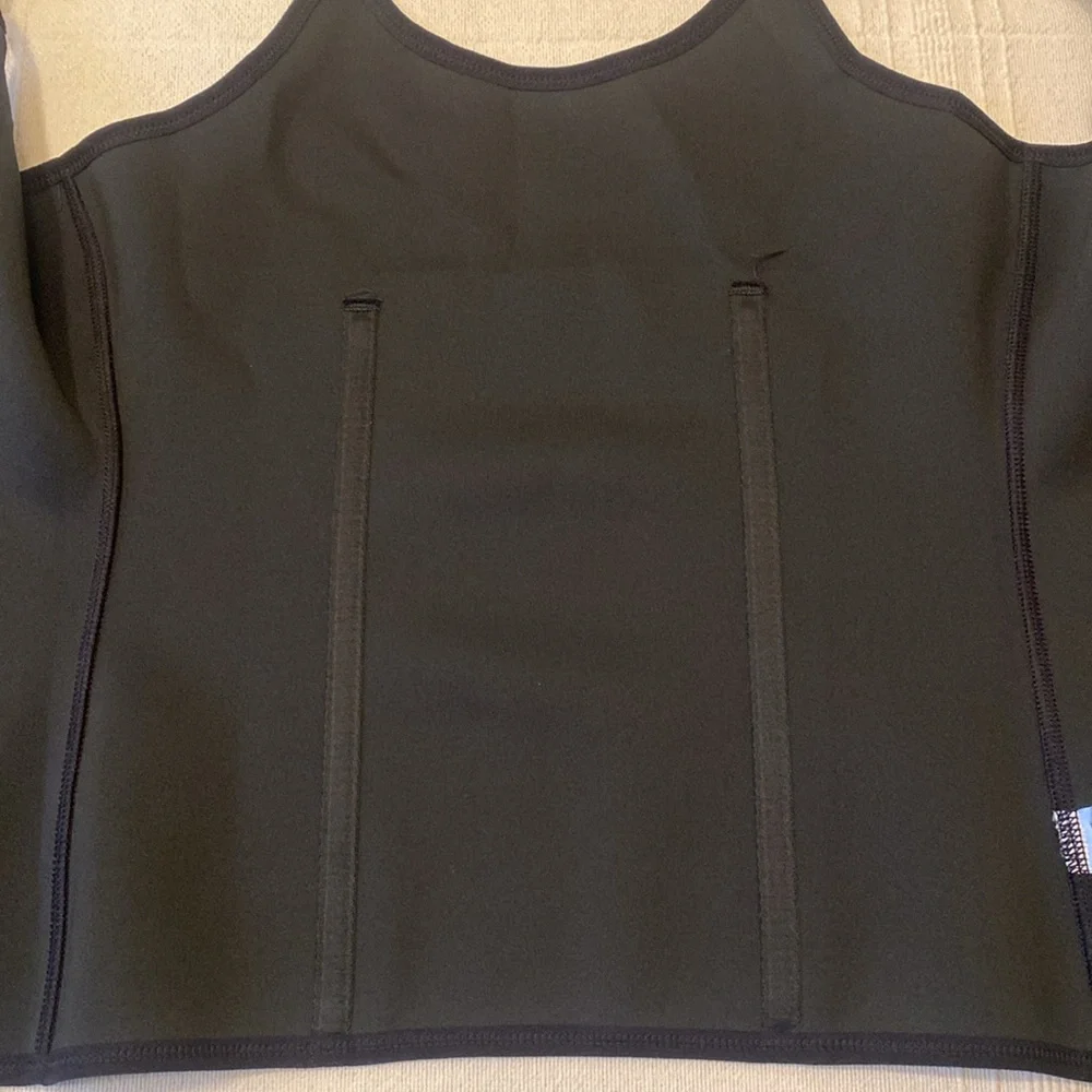 Black Shapewear adjustable straps and zipper back with 3 rows of eyelet hooks. - Picture 5 of 11